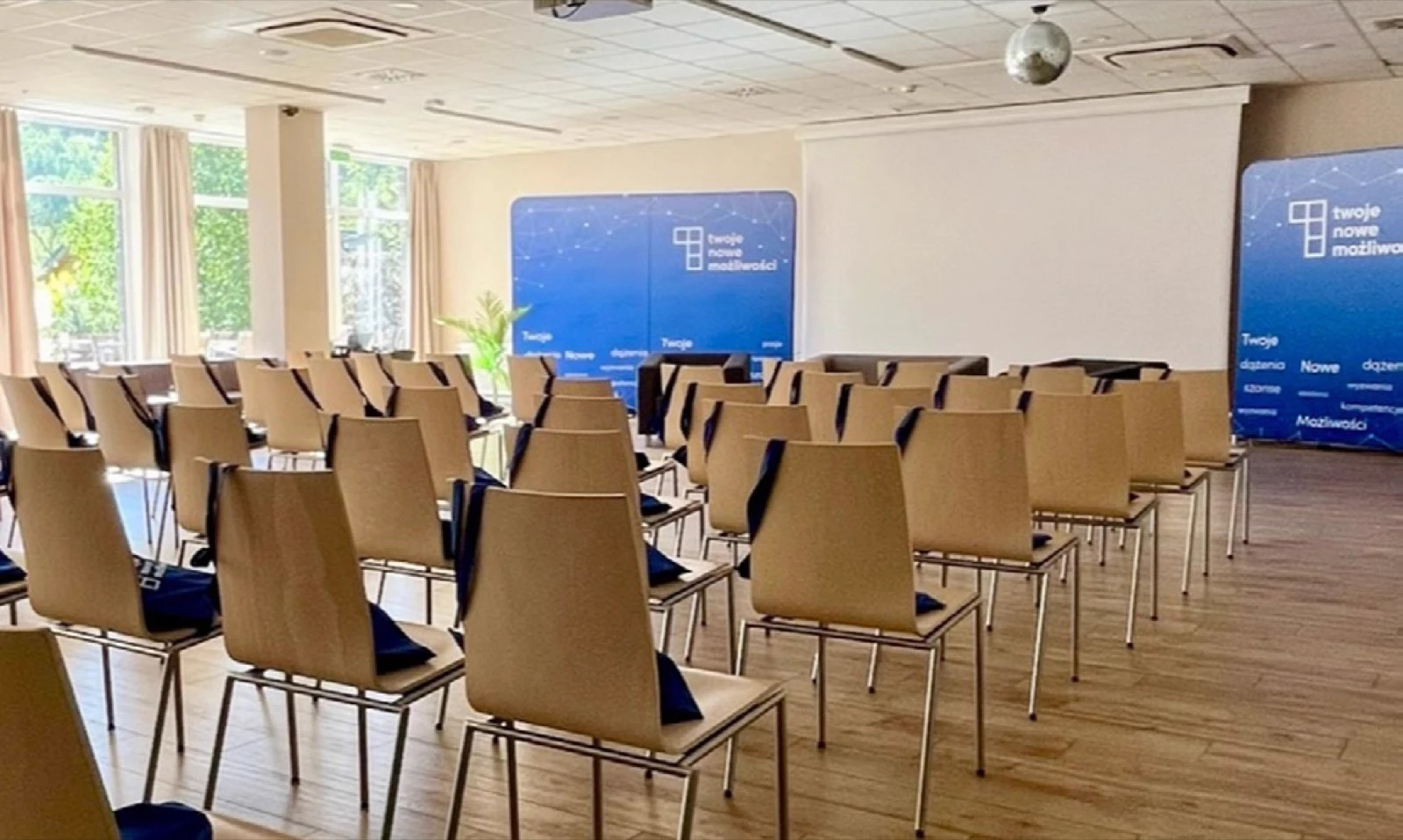 Sala konferencyjna przygotowana do spotkania