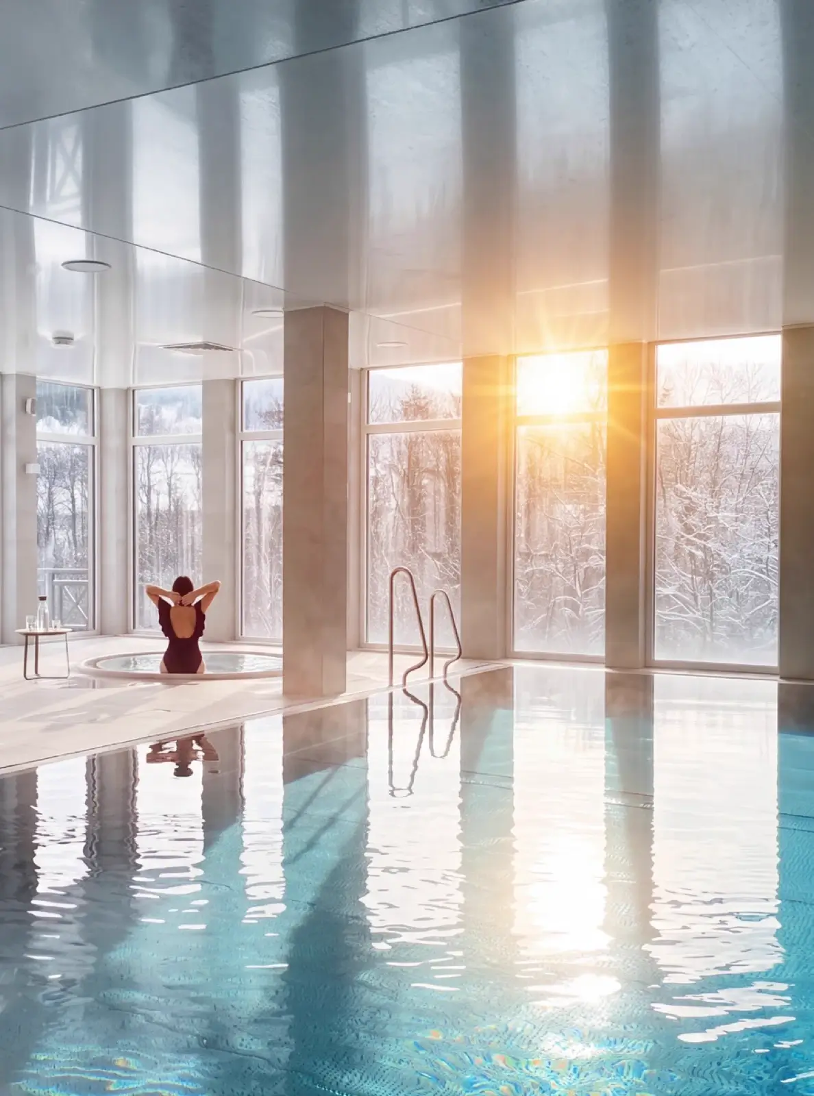Basen z panoramicznymi oknami w strefie SPA Holimo